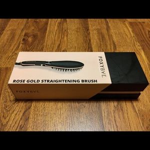 FoxyBAE hair straightening brush